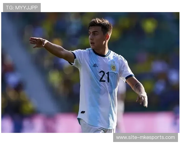 迪巴拉足球魅力尽显高清壁纸，展现阿根廷天才球星独特风采